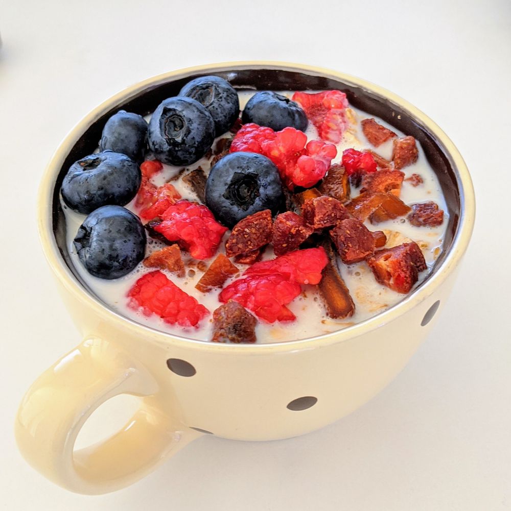 Un desayuno con yogur y frutos rojos